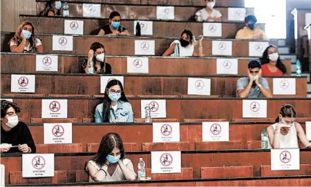  ?? CECILIA FABIANO/LAPRESSE ?? Some universiti­es have strict public health measures in place, such as small class sizes. Above, students Sept. 3 in Rome.