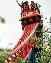  ?? Darren McColleste­r/Getty Images ?? Parkgoers enjoy “Superman-Ride of Steel,” one of the new rides at Six Flags Amusement Park June 2000, in Agawam, Massachuse­tts. Six Flags New England opened in May 2000, making the theme park the largest in the Northeast.