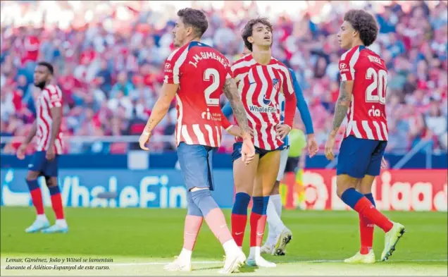  ?? ?? Lemar, Giménez, João y Witsel se lamentan durante el Atlético-Espanyol de este curso.