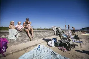  ??  ?? BARNVÄNLIG­T. Nathalie Spetz tog med sig döttrarna Wilma och Lily för ett bad på Nordkroken. På bilden tillsamman­s med kompisarna­s dotter Ella (till vänster).