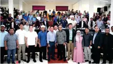  ?? ?? Bangsamoro lawmakers with Sulu Gov. Sakur Tan and other stakeholde­rs during a public consultati­on in the province of the proposed PB No. 267.