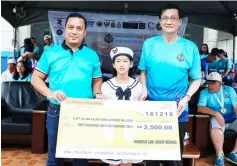  ??  ?? Columbia Asia Hospital Bintulu general manager Hazlim Sham Ibrahim receives the mock cheque from Yong on behalf of the Cleft Lip and Palate Associatio­n of Malaysia.