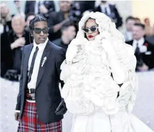  ?? ?? $"/5"/5& %*4&³"%03" : &.13&4"3*"
Rihanna junto al rapero A$AP Rocky, el pasado lunes en la gala del Met, en Nueva York.