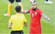  ?? AFP ?? El volante chileno Arturo Vidal dialoga con el árbitro.