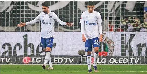  ??  ?? Die Schalker Mark Uth (links) und Amine Harit stehen in Frankfurt frustriert auf dem Spielfeld.