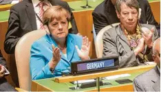 ?? Foto: Kappeler, dpa ?? CDU Bundeskanz­lerin Angela Merkel, SPD Umweltmini­sterin Barbara Hendricks: Seit einigen Jahren steigt der CO2 Ausstoß sogar wieder.