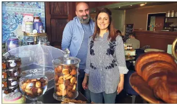  ?? (Photos A. P.-B.) ?? Jenny et Stéphane, les nouveaux patrons du café « Le Beaulieu ». Un lieu entre bistrot rustique et salon de thé tendance.