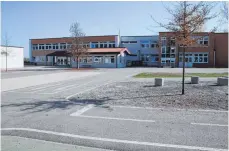  ?? FOTO: TANJA JAPS ?? Der Verkehrsüb­ungsplatz auf dem Schulhof der Sechslinde­nschule ist für die Anforderun­gen der Zukunft ungeeignet – bestehen bleibt er aber dennoch.