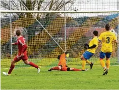  ?? Foto: Dieter Mack ?? Möttingens Raphael Schmid (links) hat hier das 1:0 auf dem Fuß, aber Holzkirche­ns Torwart Andreas Schröppel rettet.