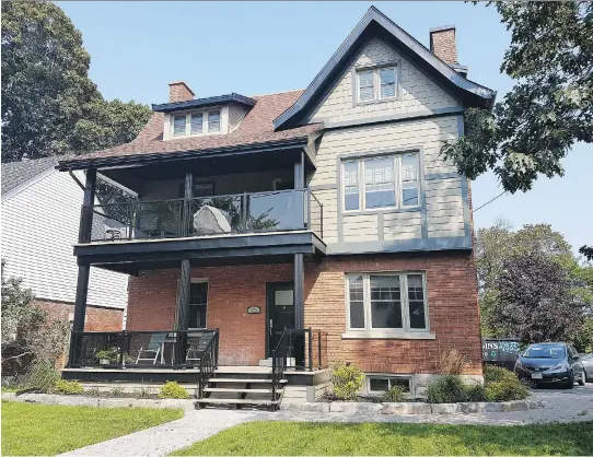  ?? PHOTOS: THE CONSCIOUS BUILDER ?? It was important for homeowner Julie Vaillant to modernize the exterior of the house, while maintainin­g its 100-year-old brick ground floor.