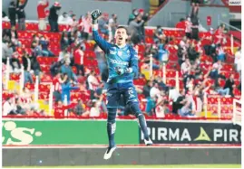  ?? IMAGO7 ?? LUIS MALAGÓN. El arquero de los Rayos celebra mientras la afición disfruta en el Estadio Victoria.