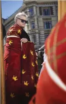  ?? FOTO: TIMO KARI ?? ■ Juha Karvinen i en mantel han fyndat på Svenska Teaterns kostymlopp­is i onsdags.