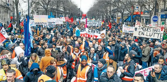  ??  ?? In Frankreich geht Streiken ins Geld: Mehr als drei Wochen nach Beginn des Ausstands, im Bild ein Demonstrat­ionszug in Paris am Samstag, wird für viele das Geld knapp.