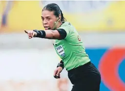  ??  ?? DIRIGIRÍA. Melissa Pastrana sería la elegida para pitar la final de ida y en el campamento del Olimpia no la cuestionan si ella es nombrada.