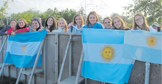  ?? FOTO REPORTER ?? Compatriot­as. Jóvenes llegadas de la Argentina muestran sus banderas en una de las zonas de ingreso al Parque O’Higgins.