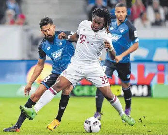  ?? FOTO: DPA ?? Immer in TSG-Bedrängnis: Bayerns Renato Sanches (vorn) und Kerem Demirbay kämpfen um den Ball.