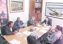  ??  ?? Diputados de la comisión de intervenci­ón municipal ayer recibieron a los concejales municipale­s de Coronel Martínez.