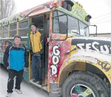  ?? DARLENE POLACHIC/For The StarPhoeni­x ?? Perry Hubick, left, pastor of Live Outreach Church, and director Bruce Wiebe pose for a photo with one of their ministry
buses. The pair operate the Love Lives Here Bus Ministry in Saskatoon.