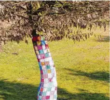  ?? Foto: Jutta Krumme ?? Wärmende Corona-wintermänt­elchen für ihre Gute-laune-bäume im Garten – daran arbeitet unsere Leserin Jutta Krumme und findet es gleichzeit­ig meditativ.