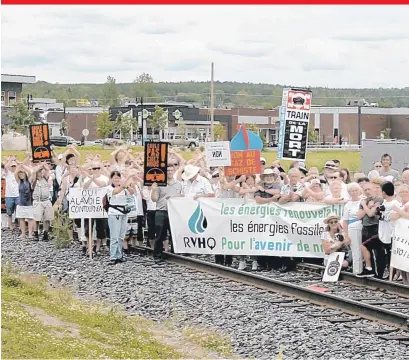  ??  ?? Les manifestan­ts ont voulu démontrer toute l’inquiétude qui les habite à l’idée de revoir des wagons-citernes dans la ville en 2016.