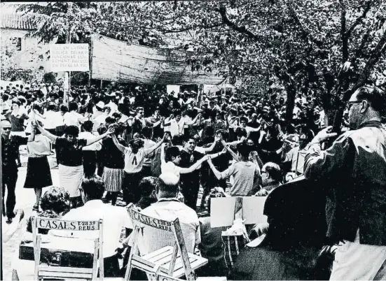  ?? Arxiu Històric Arxidioces­à de Tarragona ?? 1964. Unas tres mil personas asistieron al último e histórico Aplec de Paretdelga­da, junto a la ermita