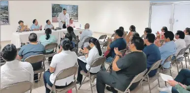  ?? ?? Reunión de doctores y representa­ntes de dependenci­as estatales y municipale­s que se llevó al cabo ayer en el edificio exCendi, en Progreso