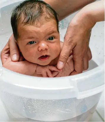  ?? Foto: Patrick Pleul, dpa ?? Der Badeeimer soll Babys Geborgenhe­it vermitteln. Der Nachteil: Er wird sehr schnell zu klein.