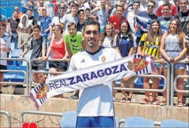  ??  ?? FELIZ. Borja Iglesias, posando con la bufanda del Real Zaragoza.