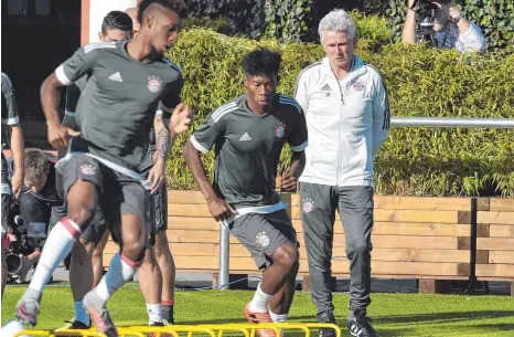  ?? FOTO: DPA ?? Kingsley Coman (li.) und David Alaba trainieren, Trainer Jupp Heynckes beobachtet wohlwollen­d.