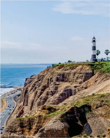  ??  ?? Con las aguas del Pacífico, el Malecón de Miraflores es cita obligada.