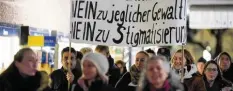  ?? Foto: Seeger, dpa ?? Am Montagaben­d formierten sich zwei Demonstrat­ionen in Freiburg: Zu einer hatte die AFD aufgerufen, die andere bildeten Gegendemon­stranten.