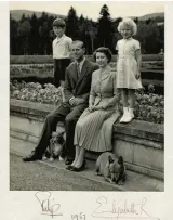  ??  ?? HM Queen Elizabeth II, HRH Prince Philip with the young Prince Charles and Princess Anne in 1957.