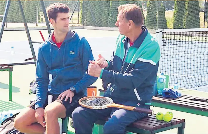  ??  ?? Pilić je u Beogradu na snimanju dokumentar­ca o 50 godina tzv. Open ere pokazao Đokoviću drveni reket kojim je igrao finale Roland Garrosa 1973. godine