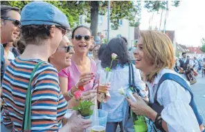  ?? FOTO: BARBARA BRAIG ?? Beim Eröffnungs­zug werden die Zaungäste auch mal beschenkt.