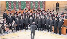  ?? FOTO: SVEN SIMON ?? Glückauf, der Steiger kommt: Der Ruhrkohle-Chor beim Festakt im Landtag zum Steinkohle-Abschied.