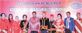  ?? ANDRIANSYA­H POETRA/JAWA POS ?? DUKUNG: Gubernur Sulawesi Utara Olly Dondokambe­y (tengah) berpose bersama pengurus K2SI saat acara pengukuhan di ballroom lantai 2 Zhang Palace Sabtu malam (21/4).