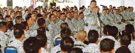  ?? [FOTO MALAI ROSMAH TUAH ?? Syed Zahiruddin Putra (tengah) berucap pada Perbarisan Tahunan Panglima Armada Timur dan Program Admiral On Deck, di Sepanggar, semalam.