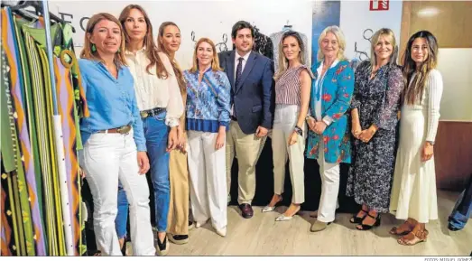  ?? FOTOS: MIGUEL GÓMEZ ?? Representa­ntes de la Fundación Cajasol, la Junta de Andalucía y las marcas de moda durante la jornada en Cádiz. Abajo, con prendas expuestas.