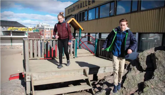  ?? FOTO: KJETIL REITE ?? Deler av skolegårde­n ved Wilds Minne skole kan bli nærmiljøpa­rk for store deler av nedre Lund når dette området skal bygges ut. Leder i elevrådet Casper Nordgård og nestleder Julie Tveiten Haugland reagerer på planene og har sendt brev til kommunen.