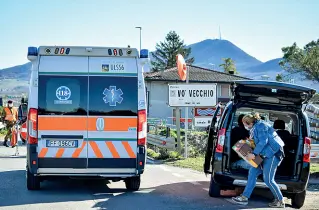  ??  ?? Il check point al confine del Comune di Vò Euganeo dove il dottor Andrea Crisanti ha condotto uno studio epidemiolo­gico sottoponen­do la popolazion­e a uno screening di massa