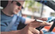  ?? FOTO: DPA ?? Eine herunterfa­llende Zigarette während der Fahrt kann ein erhebliche­s Risiko bedeuten.