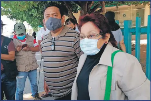  ??  ?? La manifestac­ión se realizó a las afueras del IMSS zona Centro, dando a conocer la deficienci­a del sistema de salud