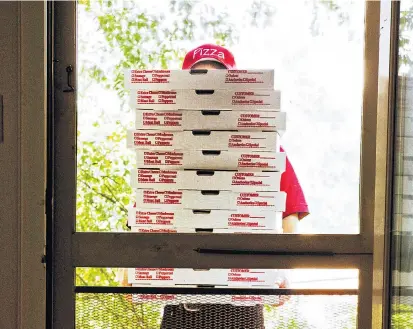  ??  ?? Die Pizza, die im Karton geliefert wird, muss weiterhin keine Angaben über Zucker, Fett und Salz haben.