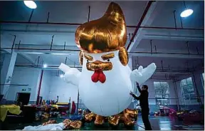  ??  ?? Les Chinois raffolent de cette statue gonflable pour fêter l’année du coq.