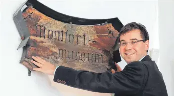  ?? FOTO: THILO BERGMANN ?? Florian Schneider vom Stadtarchi­v findet, dass der Name Montfort-Museum ersetzt gehört.