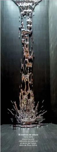  ??  ?? 25 metros de altura tiene esta espectacul­ar cascada ubicada en el atrio del hotel, obra de Pere Gifre.