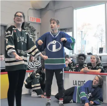  ?? — photo Francis Racine ?? Parmi les délégation­s venues d’ailleurs, une équipe en provenance de l’École secondaire Roméo Dallaire, de Barrie, au nord de Toronto, et une autre de la commune française de Pessac.