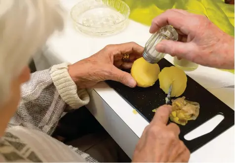  ?? Foto: Bernhard Weizenegge­r ?? Wer seine Angehörige­n pflegt, kann oft seinen Beruf nicht mehr voll ausüben. Das wirkt sich auch auf die Rente aus.