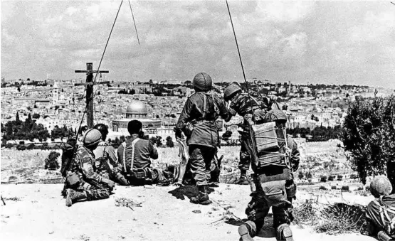  ?? Escritório de Imprensa do Governo de Israel/AFP ?? Soldados de Israel observam o Domo da Rocha e a Cidade Velha de Israel antes da ocupação do leste da cidade durante a Guerra dos Seis Dias, em 1967