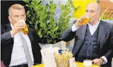  ?? FOTO: FELIX KÄSTLE ?? Christian Heinzl (links), FC-Bayern-Präsident Uli Hoeneß: Auf ein Bier mit den Großen und Mächtigen.